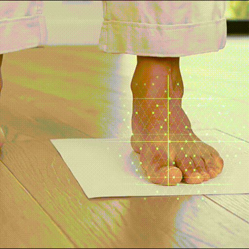 Animated demonstration of SizeWise foot scanning and size recommendations